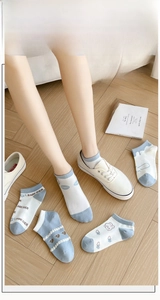 Dettaglio di cinque paia di calzini in cotone blu e bianco con orsetti e cuori carini