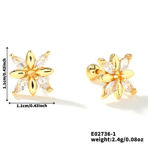 Détail de boucles d'oreilles fleurs avec pierres marquise et fermoir à vis à bille