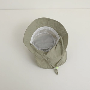 Détail du chapeau de soleil vert olive avec doublure en maille et sangle réglable