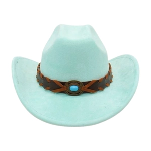 Détail du chapeau de cowboy bleu clair avec bande en cuir tressé et pierre turquoise