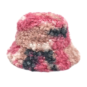 Détail du tissu en fausse fourrure tie-dye rose et beige avec texture bouclée douce