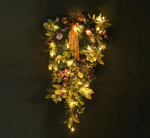 Dettaglio della ghirlanda natalizia in PVC con foglie di eucalipto, bacche e luci a LED