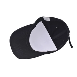 Détail de l'intérieur d'une casquette de baseball en coton avec sangle et œillets d'aération