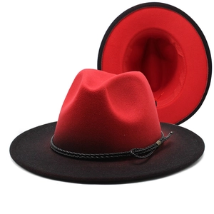 Dettaglio del cappello fedora in feltro rosso e nero con fascia intrecciata in lana