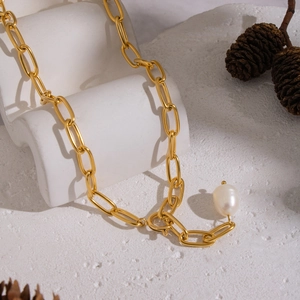 Collier chaîne trombone doré minimaliste avec un pendentif en perle d'eau douce