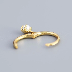 Minimalist s925 silver gold-plated hoop earrings with white pearl dangles
