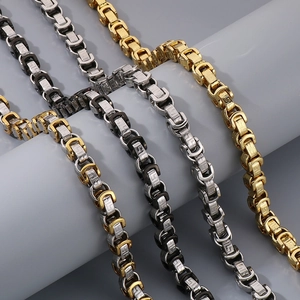 Détail macro de chaînes en acier titane avec motifs grecs en quatre finitions métalliques
