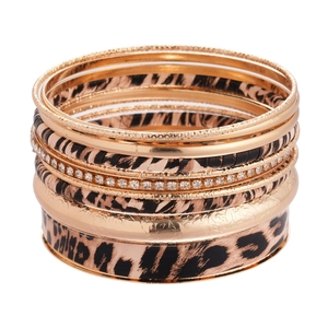 Set di 10 bracciali rigidi dorati con stampa leopardata, cristalli e dettagli floreali sbalzati