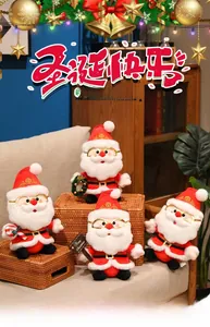 Lot de quatre peluches Père Noël avec accessoires festifs dans un décor chaleureux