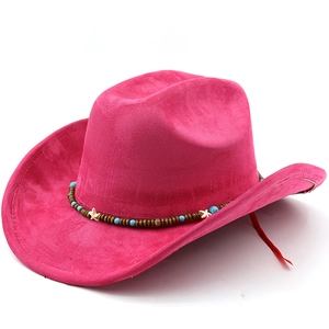 Detail eines magenta Wildleder-Cowboyhuts mit Ethno-Perlen und Seestern-Verzierungen
