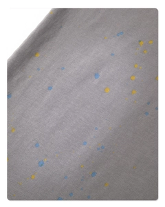 Detalle macro de la tela de sarga gris vintage con patrones de salpicaduras azul y amarillo