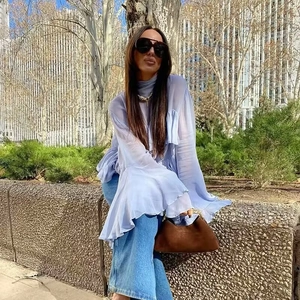 Camicetta donna in chiffon celeste a maniche lunghe con polsini a volant e collo alto