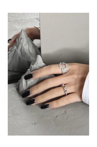 Dettaglio dell'anello in argento S925 con trama irregolare e fascia in zircone nero