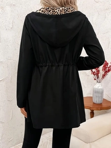 Rückansicht der Kapuzenjacke mit Leopardenmuster und verstellbarem Kordelzug an der Taille