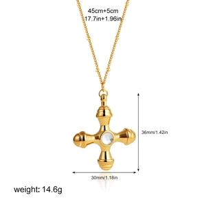 Vue détaillée du pendentif croix en or 18K avec dimensions 36x30mm et incrustations