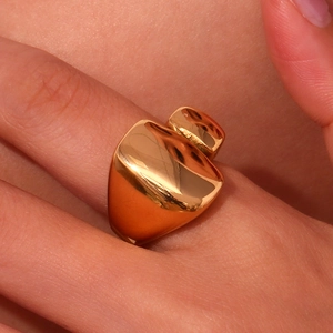 Vue macro d'une bague géométrique sculpturale plaquée or 18 carats avec fini poli