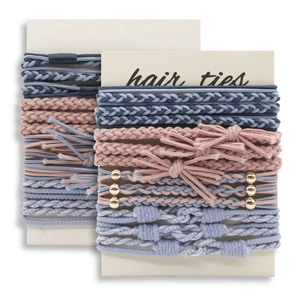 Détail d'élastiques à cheveux tressés avec perles dorées sur support en carton