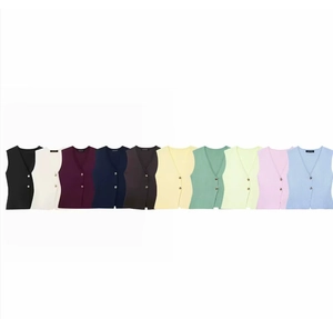 Présentation à plat de gilets en tricot sans manches en dix couleurs avec col en V