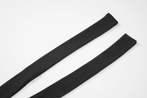 Detail der schwarzen Nackenträger des Kleides mit hochwertiger Webstruktur