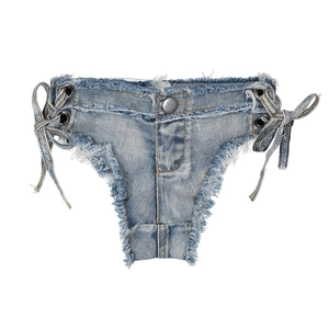 Detalle de pantalones cortos vaqueros azul claro con bordes deshilachados y ojales laterales