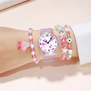 Dettaglio dell'orologio con fenicottero e set di braccialetti per bambine