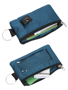 Detail van blauwe nylon mini rits kaarthouder met ID-venster en sleutelhanger bevestiging.