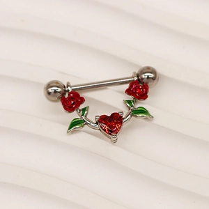 Detail von roter Rose und herzförmigem Edelstein auf Edelstahl-Brustpiercing-Schmuck