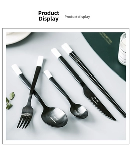 Detail eines minimalistischen schwarz-weißen Bestecksets aus Edelstahl mit Gravur