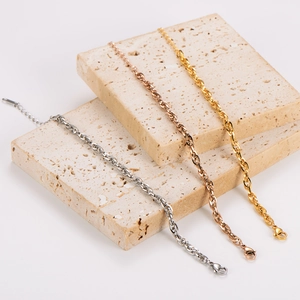Tre braccialetti a catena ritorta minimalisti in finiture oro, oro rosa e argento lucido