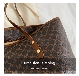 Dettaglio delle cuciture precise sulla superficie della borsa tote marrone