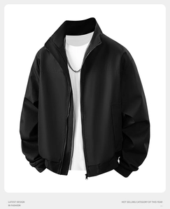 Detail der Herren-Stehkragenjacke mit elastischen Rippbündchen und Frontreißverschluss