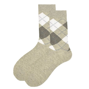Detail der klassischen Rautenmuster auf beigen und grauen Baumwollsocken für Herren