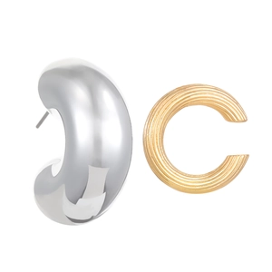 Détail de boucles d'oreilles clips en forme de C, argent poli et doré texturé