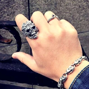 Men's gothic skull rings and bracelet set in silver metal for punk rock style enthusiasts