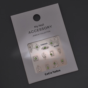 Kit nail art 3D avec dix breloques géométriques en cristal K9 vert sur carte blanche