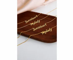 Dettagli di collane in acciaio al titanio placcato oro con pendenti Sweetheart e My Lady