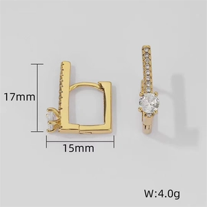 Détail de boucles d'oreilles carrées dorées, dimensions 17mm sur 15mm et poids 4,0g