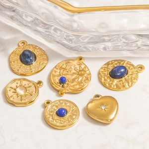 Colgantes de acero inoxidable bañados en oro de 18K con piedras naturales y motivos