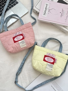 Mini sac bandoulière matelassé à motif de cœurs en rose et jaune pastel