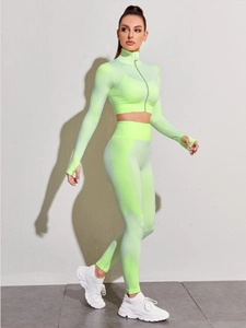 Details zur Stricktextur und Mesh-Atmungsaktivität beim neongrünen nahtlosen Yoga-Sportset