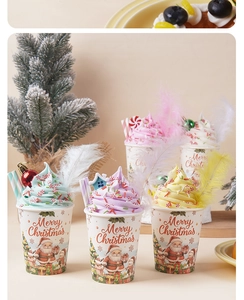 Detailansicht weihnachtlicher Eisbecher-Modelle mit bunter Sahne und Nikolaus-Motiven