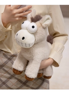 Vue détaillée d'une peluche âne rigolote avec de grands yeux et un large sourire