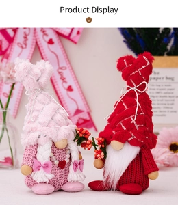 Détails de gnomes de Saint-Valentin avec paillettes et peluche dans un décor de cadeau