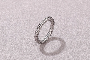 Makro-Detail eines silbernen Titanstahlrings mit 3D-gewebter Diamant-Gitterstruktur
