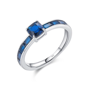 Eleganter Ring aus S925 Silber mit quadratischem blauen Saphir und Seitensteinen