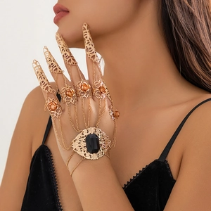 Bracciale anello gotico dorato con artigli a rosa e una grande gemma nera centrale