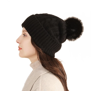 Dicke schwarze Strickmütze mit Kunstfellbommel und Ohrenschutz für Damen im Winter