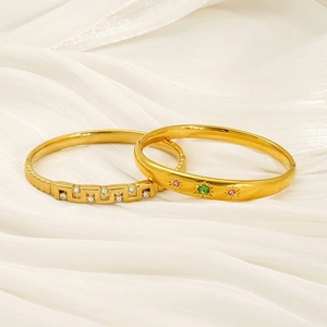 Bracelets tendance en acier titane doré avec zircons géométriques et gemmes serties en étoile