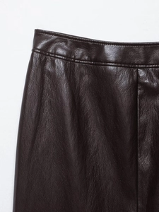Vue détaillée de la taille d'une jupe en similicuir marron avec double couture