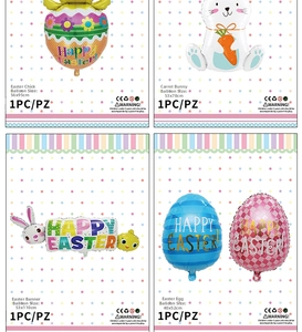 Vue détaillée de quatre ballons de Pâques en aluminium avec motifs poussin, lapin et œuf